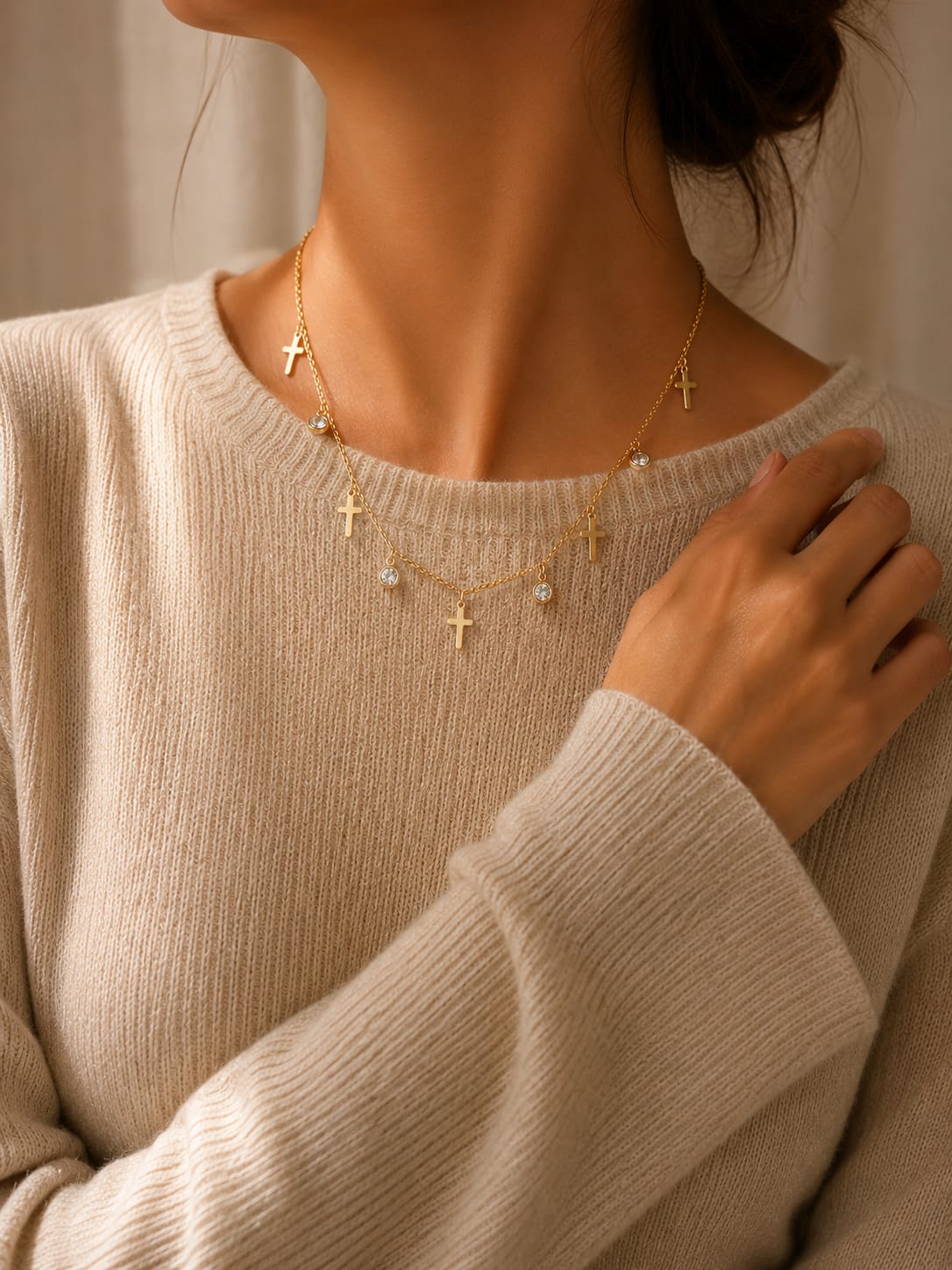 Modelo con aros dorados